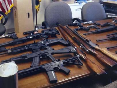 Foto de la policía del condado de Prince George, en Maryland, con las armas de un sospechoso que pensaba usarlas en su lugar de trabajo.  Foto: Policía del condado de Prince George / AP