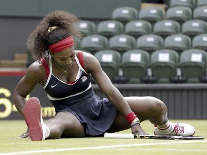 La estadounidense Serena Williams se resbala en el césped de Wimbledon en su partido contra la serbia Jelena Jankovic en el torneo de tenis de los Juegos Olímpicos el sábado, 28 de julio de 2012.  Foto: Elise Amendola / AP