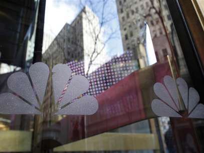NBC logos are seen on a door with buildings around Rockefeller Center reflected in the background at the home of NBC's studios, in New York, December 3, 2009. Foto: Chip East / Reuters In English