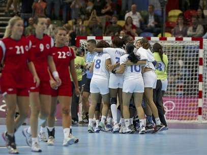 France's Raphaelle Tervel and Mariama Signate (L) celebrate after defeating Norway in their women's handball Preliminaries Group B match at the Copper Box venue of the London 2012 Olympic Games July 28, 2012. Foto: Marko Djurica / Reuters In English