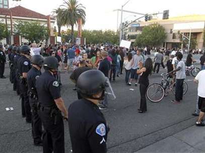 Police officers from Orange County in riot gear walk towards protesters attempting to occupy the corner of Anaheim Blvd. and Broadway to demonstrate against recent police shootings in Anaheim, California July 24, 2012. Foto: Alex Gallardo / Reuters In English