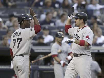 Adrian Gonzalez (right) congratulates Pedro Ciriaco after he scored the final run in Boston's 8-6 win over the New York Yankees Saturday night. Foto: Seth Wenig / AP