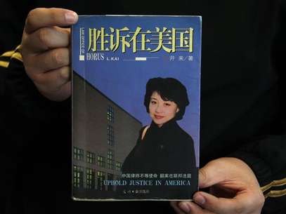 A copy of the book "Uphold Justice in America" which is written by Gu Kailai, wife of China's former Chongqing Municipality Communist Party Secretary Bo Xilai, is seen in this picture illustration taken in Beijing, April 17, 2012. Foto: David Gray / Reuters In English