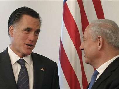El candidato republicano a la presidencia de Estados Unidos, Mitt Romney, conversa con el primer ministro israelí, Benjamin Netanyahu, tras su llegada a Jerusalén. Foto: Reuters