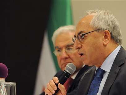 El presidente del opositor Consejo Nacional Sirio (CNS), Abdelbasset Sida, durante una conferencia de prensa ofrecida el domingo en Abu Dhabi Foto: Reuters en español