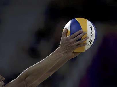Australia's Tamsin Hinchley prepares to serve against the U.S. during the women's beach volleyball preliminary match at the Horse Guards Parade during the London 2012 Olympic Games July 28, 2012. Foto: Marcelo Del Pozo / Reuters In English