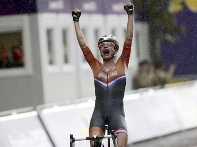 Netherlands' Marianne Vos (L) reacts as she crosses the finish line ahead of Britain's Elizabeth Armitstead to win the women's cycling road race final at the London 2012 Olympic Games July 29, 2012. Foto: Paul Hanna / Reuters In English