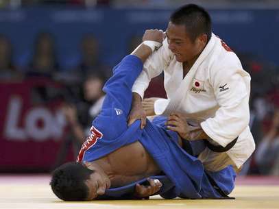 Japan's Misato Nakamura fights with North Korea's An Kum Ae (blue) during their women's -52kg elimination round of 16 judo match at the London 2012 Olympic Games July 29, 2012. Foto: Toru Hanai / Reuters In English