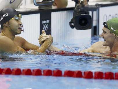 Kosuke Kitajima (L) of Japan congratulates South Africa's Cameron van der Burgh after he set an Olympic record in their men's 100m breaststroke semi-final during the London 2012 Olympic Games at the Aquatics Centre July 28, 2012. Foto: Michael Dalder / Reuters In English