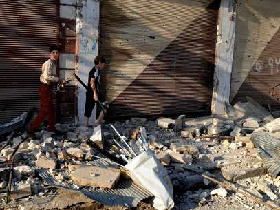 Niños sirios caminan sobre escombros de casas destruidas en Maarat al-Numaan, en el oriente de la provincia de Idlib, en el norte de Siria.   Foto: Edlib News Network ENN) LA ASSOCIATED PRESS NO PUEDE CORROBORAR LA AUTENTICIDAD, EL CONTENIDO, LA LOCALIDAD NI LA FECHA DE ESTA / AP