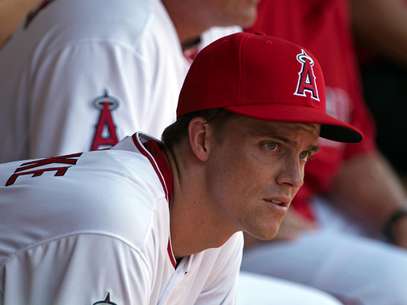 El recién adquirido lanzador de los Angelinos de Los Angeles, Zack Greinke, ve desde el dugout el partido contra los Rays de Tampa Bay, en Anaheim, California, el domingo 29 de julio de 2012.  Foto: Reed Saxon / AP