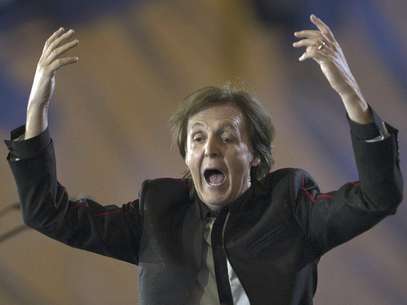 Paul McCartney durante la ceremonia de inauguración de los Juegos Olímpicos de Londres 2012 el sábado 28 de julio de 2012 en Londres. McCartney recibió un pago simbólico de una libra esterlina por su participación en el espectáculo.  Foto: The Canadian Press, Ryan Remiorz / AP