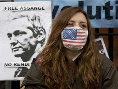 Christine Assange, mother of WikiLeaks founder Julian Assange, holds a picture of her son during a media conference at the Ministry of Foreign Affairs in Quito July 30, 2012. Foto: Gary Granja / Reuters In English