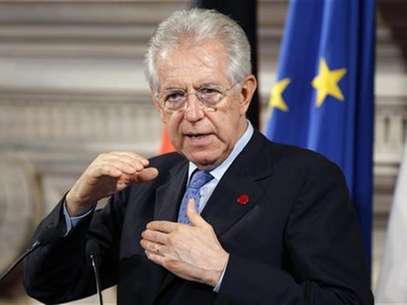 Italian Prime Minister Mario Monti gestures next to German Chancellor Angela Merkel during a news conference at Villa Madama in Rome July 4, 2012. Foto: Max Rossi / Reuters In English