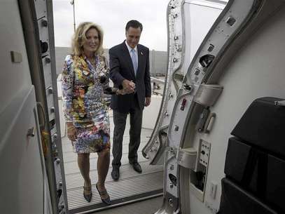 U.S. Republican Presidential candidate Mitt Romney steps aboard his chartered aircraft with his wife Ann in Tel Aviv, July 30, 2012. Foto: Jason Reed / Reuters In English