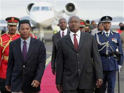 Uganda's President Yoweri Museveni (R) is escorted by Tanzanian Foreign Affairs minister Bernard Membe (L) upon arrival at Kilimanjaro Airport in Tanzania, May 21, 2008. Foto: Antony Njuguna / Reuters In English