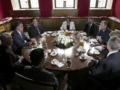 U.S. Republican presidential candidate Mitt Romney (L) meets with Poland's Prime Minister Donald Tusk in Gdansk, July 30, 2012. Foto: Kacper Pempel / Reuters In English