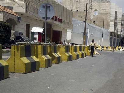 A man walks past the Italian embassy in Sanaa July 30, 2012. Foto: Khaled Abdullah / Reuters In English