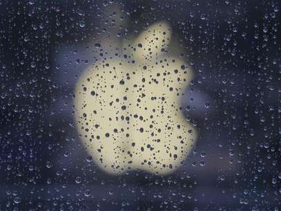 Raindrops are seen in front of an Apple logo outside an Apple store in Shanghai February 22, 2012. Foto: Aly Song / Reuters In English