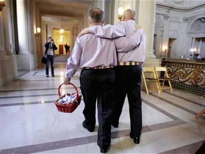 Partners Bill Wilson (R) and Fernando Orlandi walk inside San Francisco City Hall as they prepare to get married on the first full day of legal same-sex marriage in California June 17, 2008. Foto: Erin Siegal / Reuters In English