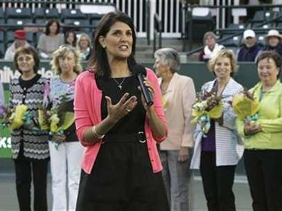 South Carolina Gov. Nikki Haley (front C) address the crowd as she recognizes the "Original Nine", founders of the women's professional tennis circuit, during a special presentation of the 40th anniversary of the women's professional tennis association at the Family Circle Cup tennis tournament in Charleston, South Carolina April 7, 2012. Foto: Mary Ann Chastain / Reuters In English