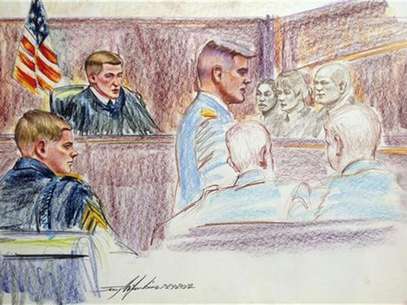 Sergent Adam Holcomb (L), looks on during court-martial proceedings at Fort Bragg, North Carolina in this artist's rendering July 24, 2012. Foto: Jerry Mcjunkins / Reuters In English