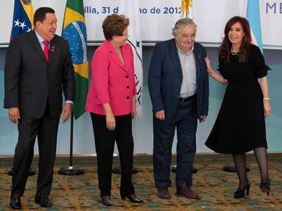 De izquierda a derecha, los presidentes de Venezuela Hugo Chávez, de Brasil Dilma Rousseff, de Uruguay José Mujica y de Argentina Cristina Fernández posan para una fotografía oficial en el Palacio de Planalto en Brasilia, Brasil. Los líderes se reúnen en una cumbre extraordinaria del Mercosur para oficializar el ingreso de Venezuela al bloque.  Foto: Eraldo Peres / AP