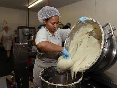 Foto del 14 de julio del 2012 de Bertha Domínguez preparando una masa sin gluten en la panadería Pure Knead de Decatur, Georgia. Los científicos creen que podría haber más celiacos porque la gente come más trigo procesado que antes.  Foto: John Bazemor / AP