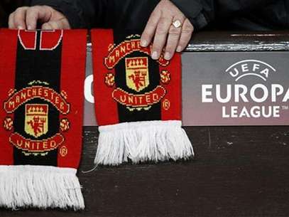 A Manchester United supporter adjusts a club scarf before their Europa League second leg round of 32 soccer match against Ajax at Old Trafford in Manchester, northern England, February 23, 2012. Foto: Phil Noble / Reuters In English