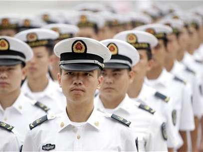 Chinese People's Liberation Army (PLA) navy sailors stand in a line and wait to attend a ceremony at the Great Hall of the People in Beijing, July 19, 2012. Foto: Jason Lee / Reuters In English