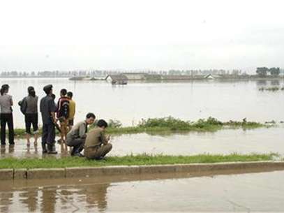 North Koreans are seen at a flooded village in Anju July 30, 2012 in this picture released by North Korea's official news agency KCNA in Pyongyang. Foto: KCNA / Reuters In English