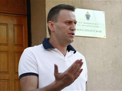 Prominent anti-corruption blogger and opposition leader Alexei Navalny speaks to the media after arriving at the Investigative Committee of the Russian Federation in Moscow July 31, 2012. Foto: Mikhail Voskresensky / Reuters In English