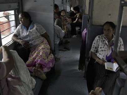 Passengers sit in a train as they wait for electricity to be restored at a railway station in the northern Indian city of Allahabad July 30, 2012. Foto: Jitendra Prakash / Reuters In English
