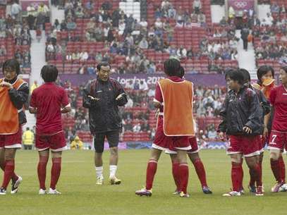 Members of the North Korea team warm up before their women's football first round Group G match against the U.S. at Old Trafford in Manchester during the London 2012 Olympic Games July 31, 2012. Foto: Andrea Comas / Reuters In English