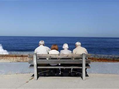 A pair of elderly couples view the ocean and waves along the beach in La Jolla, California March 8, 2012. Foto: Mike Blake / Reuters In English