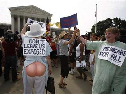 Supporters of U.S. President Barack Obama's 2010 healthcare overhaul react outside the Supreme Court in Washington June 28, 2012. Foto: Jason Reed / Reuters In English