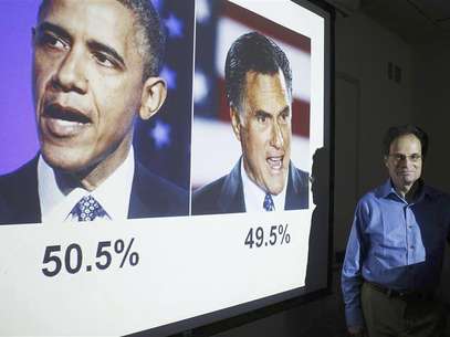 Emory professor Alan Abramowitz poses in front of a slide predicting President Barack Obama as winning the 2012 U.S. Presidential election at Emory University in Atlanta, Georgia, July 27, 2012. Foto: Tami Chappell / Reuters In English