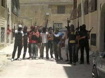 Syrian rebel fighters pose for a picture in Hama July 20, 2012. Foto: Handout / Reuters In English