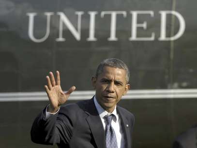 El presidente Barack Obama se aleja del helicóptero presidencial en los jardines de la Casa Blanca el miércoles, al regreso de un viaje de campaña a Ohio.   Foto: Susan Walsh / AP