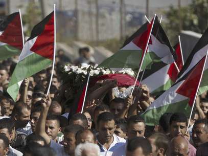 Dolientes palestinos llevan el cuerpo de Akram Badr, de 46 años, durante su funeral en el poblado de Beitillu, cerca la ciudad de Ramallah en Cisjordania, el martes 31 de julio de 2012. Badr murió  el lunes en un retén de las fuerzas de seguridad israelíes cerca de Jerusalén.  Foto: Majdi Mohammed / AP