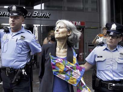 La nominada a la presidencia estadounidense por el Partido Verde, Jill Stein, es arrestada luetgo de una manifestación frente a un banco en Philadelphia en contra de los remates hipotecarios, el miércoles 1 de agosto.  Foto: Brynn Anderson / AP