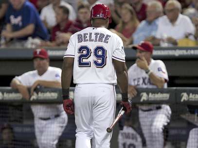 El dominicano Adrián Beltré (29), de los Rangers de Texas, regresa a la banca después de poncharse para finalizar la sexta entrada del juego ante los Angelinos de Los Angeles, el miércoles 1 de agosto de 2012, en Arlington, Texas. Los Rangers ganaron 11-10 en 10 innings.  Foto: John F. Rhodes / AP