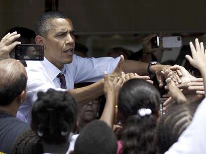 El presidente Barack Obama saluda a personas afuera del restaurante Lechonera El Barrio, en Orlando, Florida, el jueves 2 de agosto de 2012. Obama tenía previsto para el jueves actos de campaña en Florida y el Norte de Virginia. El equipo de campaña del mandatario busca cortejar a los electores puertorriqueños en Florida.   Foto: Pablo Martínez Monsiváis / AP