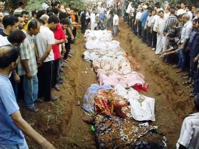 Sirios entierran a sus muertos en Damasco, en una foto difundida por la Red de Noticias Shaam el 1 de agosto del 2012, Activistas sirios de oposición dicen que las fuerzas del règimen allanaron vecindarios del sur de la capital Damasco en una mortìfera operaciòn militar que ha provocada bajas.  Foto: Red de Noticias Shaam, SNN / AP