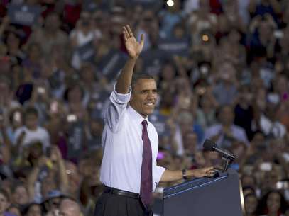 El presidente  Barack Obama saludsa a la concurrencia en un acto de campaña en la Escuela Secundaria del Condado Loudoun, en Virginia, el jueves, 2 de agosto del 2012.    Foto: Evan Vucci / AP