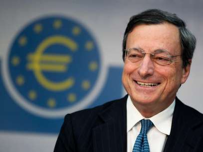 El presidente del Banco Central Europeo, Mario Draghi, habla con los periodistas en una conferencia de prensa en Francfort, Alemania, el jueves 2 de agosto del 2012, después de una reunión de la junta de gobernadores del BCE a fin de decidir la estrategia que seguirían para contrarrestar la crisis financiera. Los mercados bursátiles de Asia bajabandespués de que la reunión de la junta del Banco Central Europeo no logró cumplir con las promesas de tomar contundentes acciones a fin de superar la prolongada c Foto: Michael Probst / AP