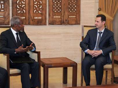 Kofi Annan, como enviado especial de las Naciones Unidas para Siria, conversa con el presidente sirio Bashar Assad, a la derecha, en Damasco, el 10 de marzo de 2012. Annan anunció el jueves 2 de agosto su renuncia efectiva al cargo el 31 de este mes ante el fracaso de su plan de paz para Siria.  Foto: SANA / AP