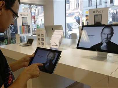 A customer looks at the screen of an iPad in an Apple store in central Prague, October 6, 2011. Foto: Petr Josek / Reuters In English