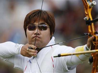 South Korea's Im Dong Hyun takes aim during men's individual round of 32 eliminations at the Lord's Cricket Ground during the London 2012 Olympic Games July 30, 2012. Foto: Suhaib Salem / Reuters In English