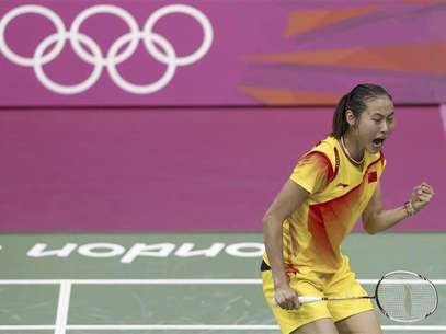China's Yihan Wang celebrates winning against India's Saina Nehwal during their womens singles badminton semifinals match during the London 2012 Olympic Games at the Wembley Arena August 3, 2012. Foto: Bazuki Muhammad / Reuters In English